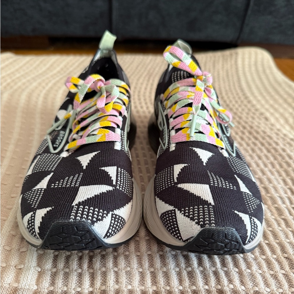 Brooks Levitated StealthFit 6 in Black/White/Subtle Green